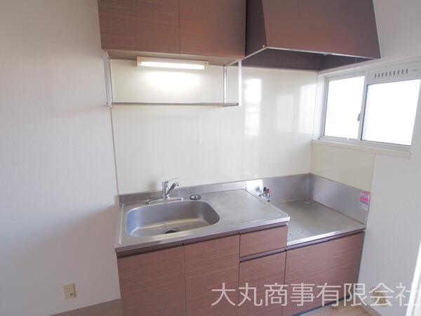 キッチン 自炊派にうれしい単身向けの部屋では大きめのキッチン。2口ガスコンロ対応。