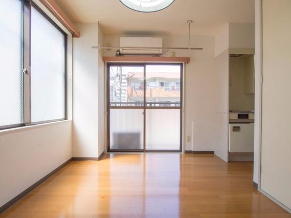 6帖洋室 西側と北側の2面に窓のある明るいお部屋