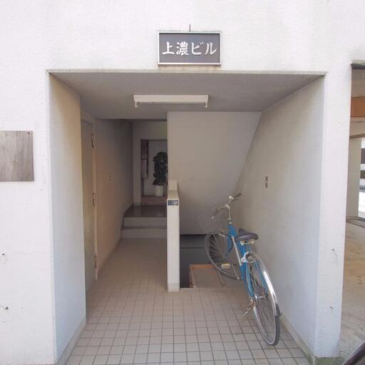 上濃ビル入り口 オーナー様も同じ建物に住んでいます
