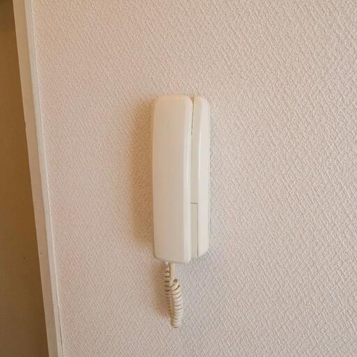 室内のインターホン受話器 玄関扉を開けなくても来訪者の確認ができます