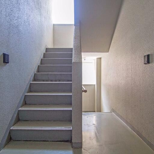 上濃ビル共用階段 1フロア2住戸の建物