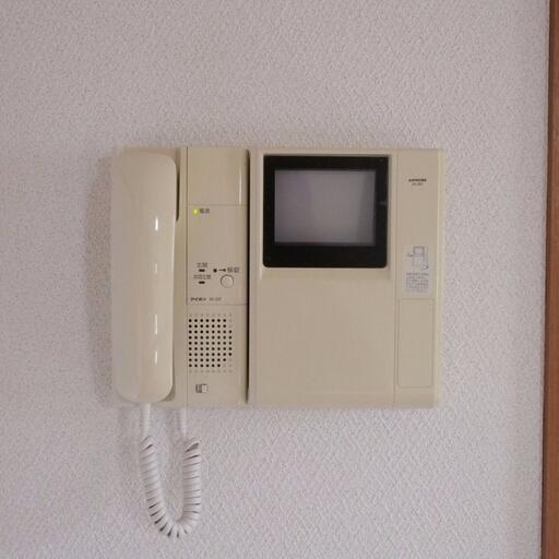 室内のインターホン受話器 オートロックの操作盤も兼ねたモニター付インターホン