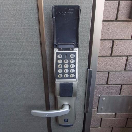玄関のテンキーロック 好きな番号に設定できます