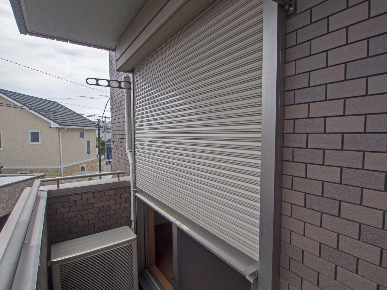 シャッター雨戸 バルコニーの窓は安心のシャッター付