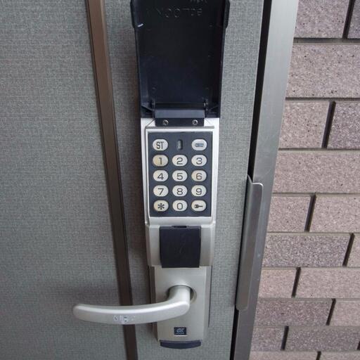 玄関のテンキーロック 任意の番号に設定できるアルファ社製の「edロック」