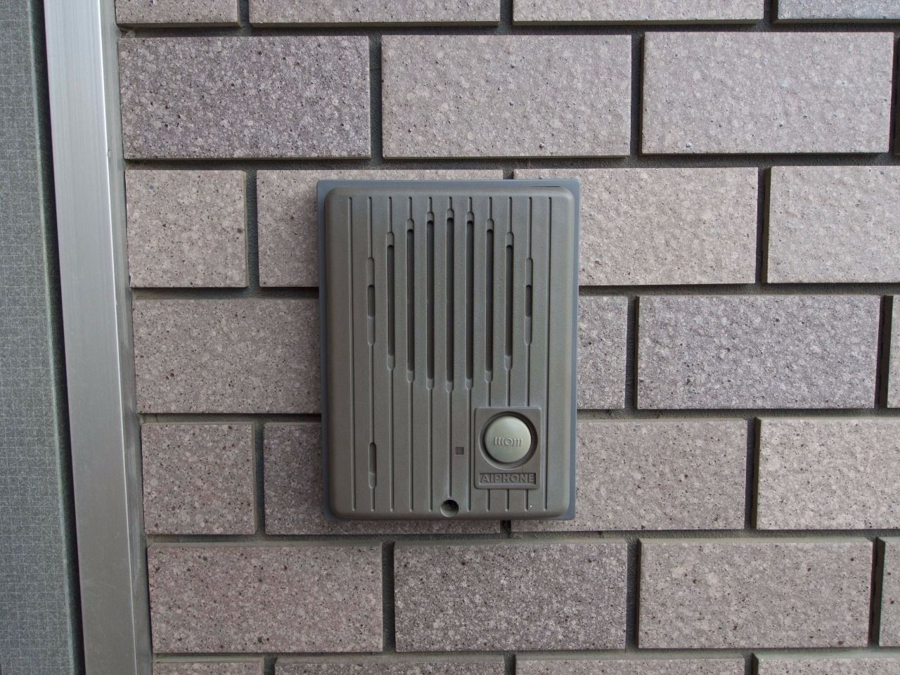 玄関扉横のインターホン 玄関を開ける前に来訪者の確認ができます