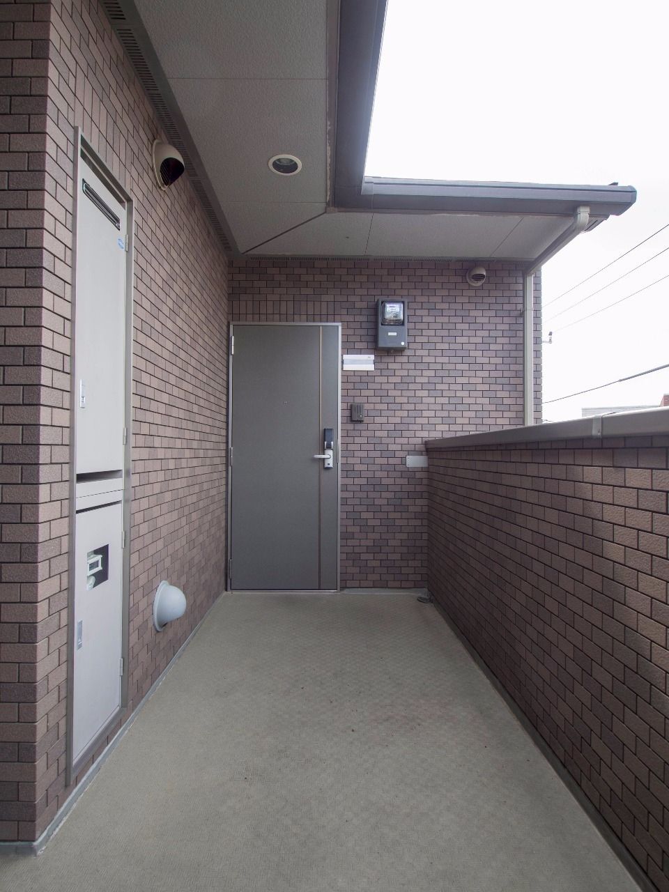 お部屋前の共用廊下 アースカラーで落ち着く共用部
