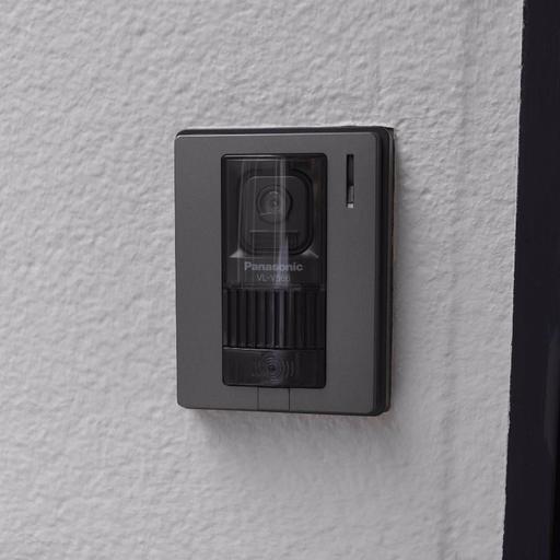 玄関のカメラ付チャイム 来訪者を撮すカメラ付チャイム
