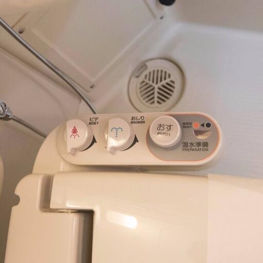 温水洗浄便座付トイレ 3点式ユニットバスには珍しい温水洗浄便座付トイレ