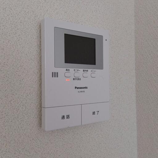 室内のインターホン モニター付で室内にいながら来訪者の確認ができます