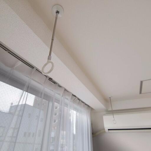 ひとり暮しに嬉しい室内物干機 物干竿を通せば室内干しが可能