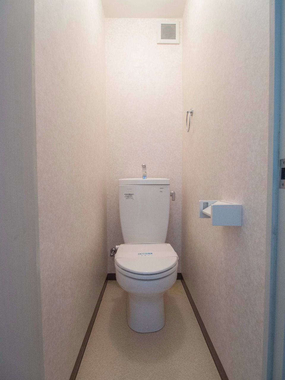 明るく換気扇のあるトイレ