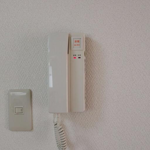 室内のインターホン受話器 室内にいながら来訪者と話ができます