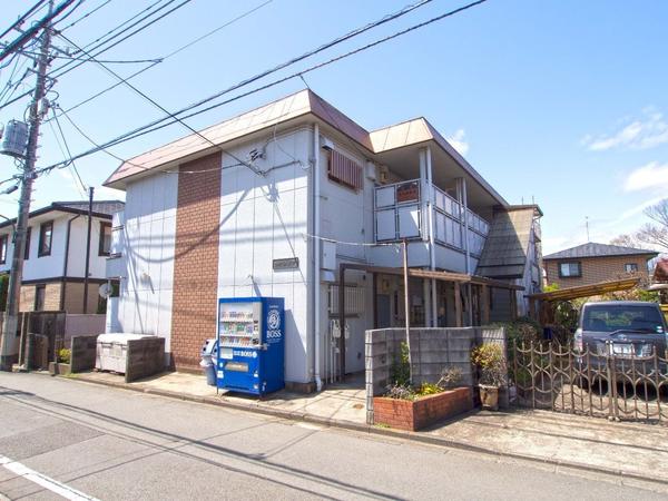 閑静な住宅街に建つ「さつきハイツ」 幹線道路からも程よい距離で、日中でも落ち着く静かな環境にある賃貸アパート