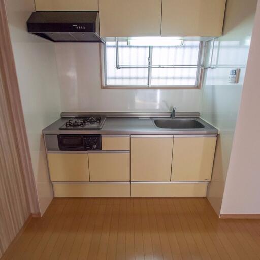 キッチン流し台 落ち着いた色味のキッチンには換気できる窓付き