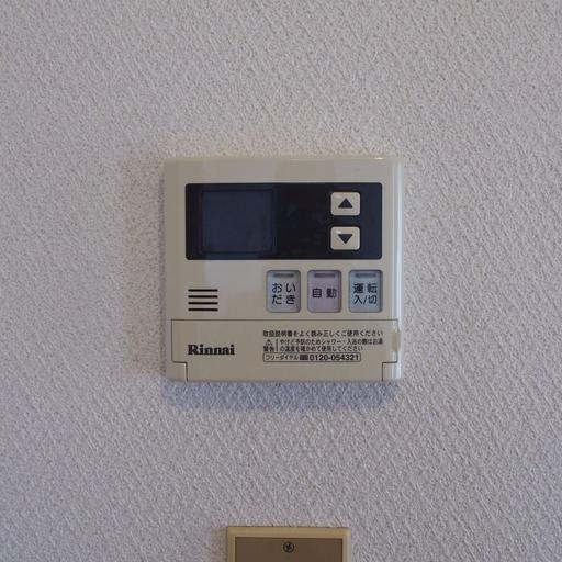 キッチン横の給湯リモコン キッチンにいながら湯温の設定が可能