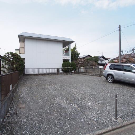 サニーハイツの駐車場 建物の隣で安心な駐車場