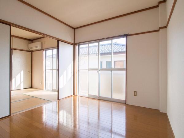 南に面した居室 明るい4.5帖の洋室