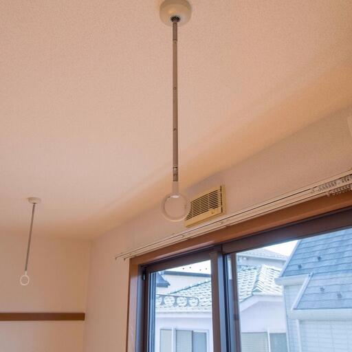 川口技研の「ホスクリーン」 物干竿を通すと室内干しが可能に