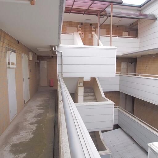 共用部 コの字型の建物配置