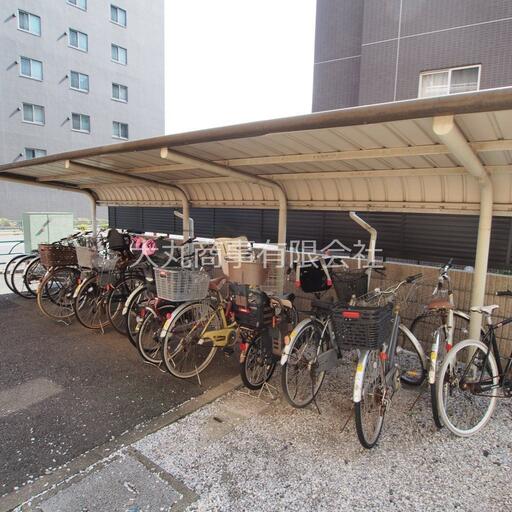 自転車置場 屋根付きで雨でも濡れづらい自転車置場