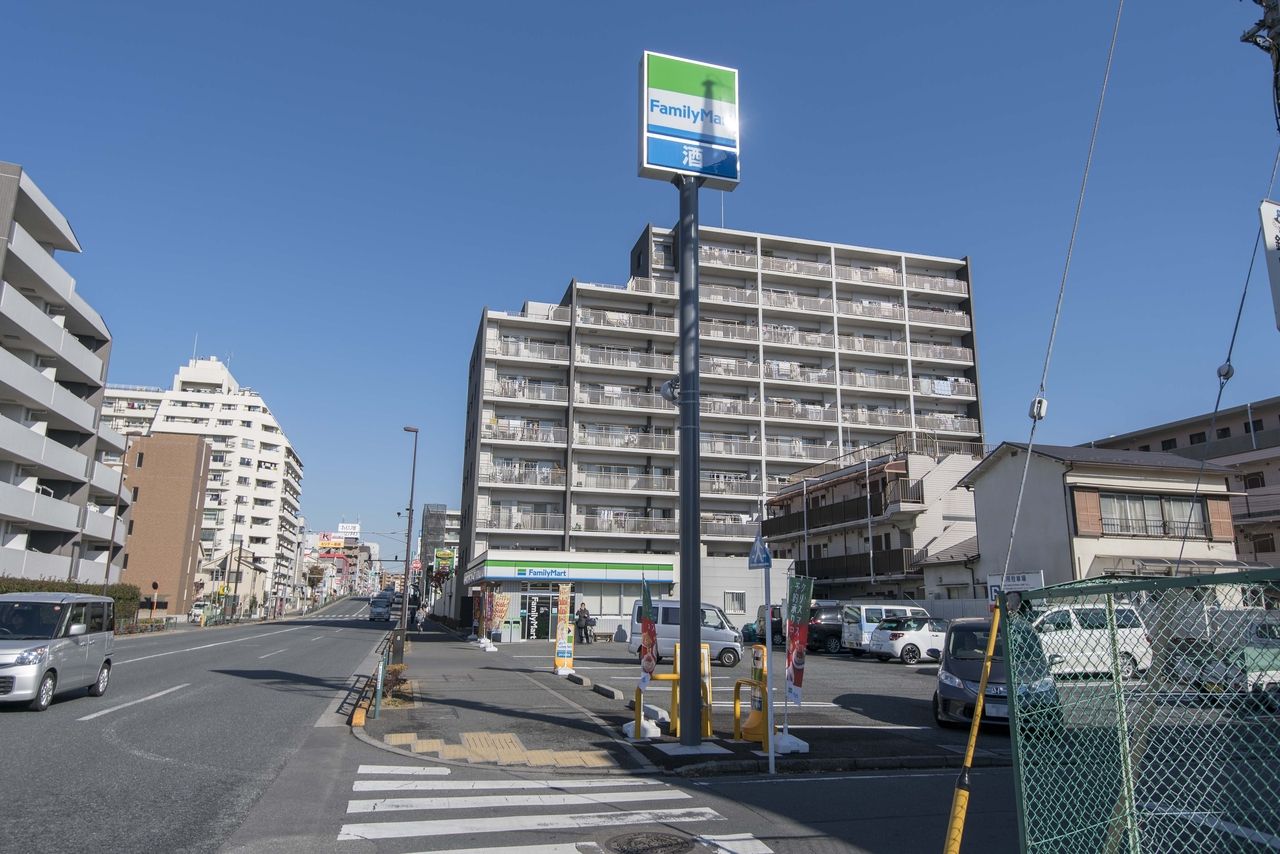 最寄りのコンビニ「ファミリーマート」 ソリドール立川から「約50m」