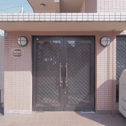 建物エントランス ガラスに格子をあしらったエントランス扉
