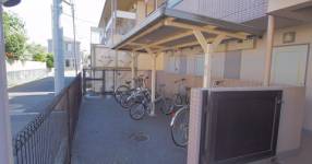 屋根のある自転車置場