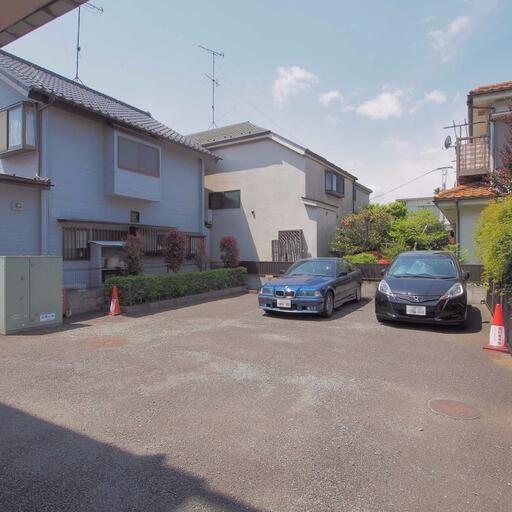 敷地内駐車場 アスファルト舗装の駐車場(車種制限あり)