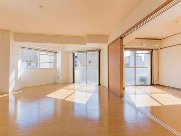 南向きの明るい室内 12帖のLDKと6帖の洋室