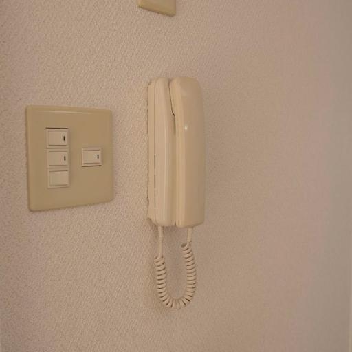 室内のインターホン受話器 玄関を開けなくても来訪者と話せます