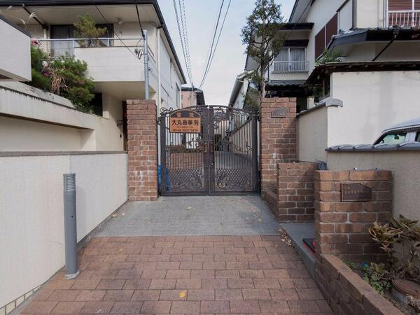 エントランス 家主様がこだわった重厚な造りの門扉