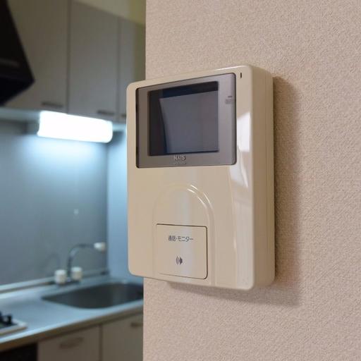 室内のインターホン受話器 モニター付インターホンで安心