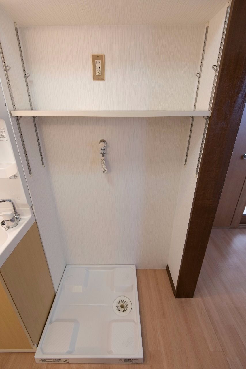 洗濯機置場 洗濯機置場上部には可動棚