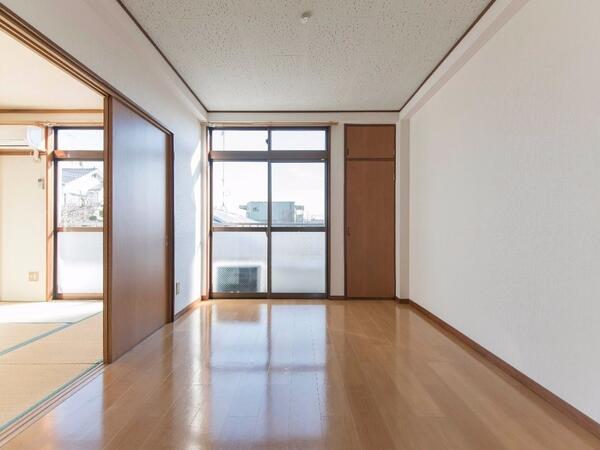 6帖の洋室 朝陽の入る東向きの窓