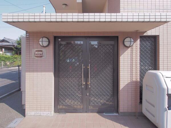 建物エントランス ガラスに格子をあしらったエントランス扉