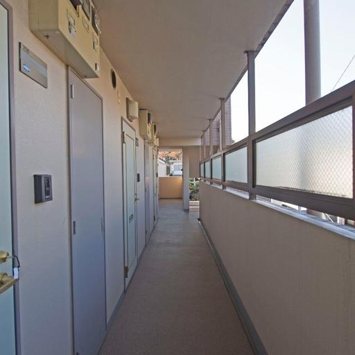 2階共用廊下 スッキリと整理された共用部