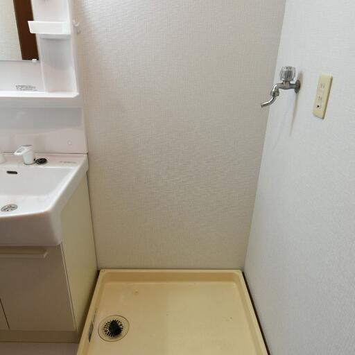 防水パンのある洗濯機置場 洗面台横の室内洗濯機置場