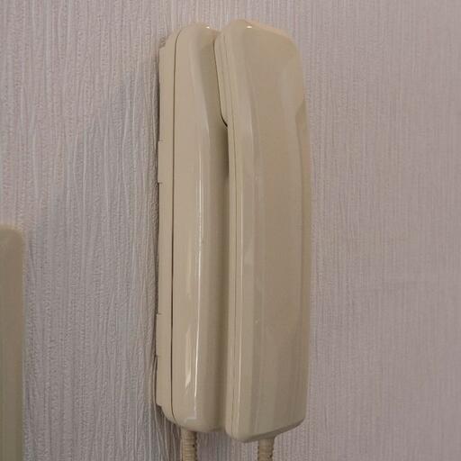 室内のインターホン受話器 扉を開けなくても来訪者と話せます