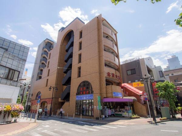 オネストヴィレッジ 諏訪通りに面する6階建ての建物