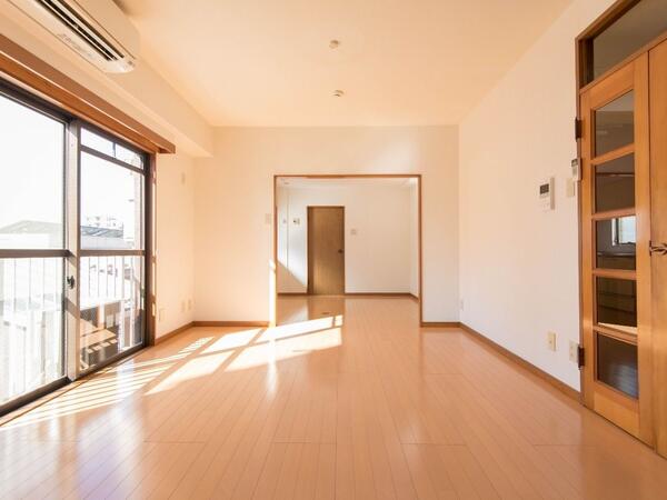 陽当りのよいリビング 南面窓で、陽射しが入ります