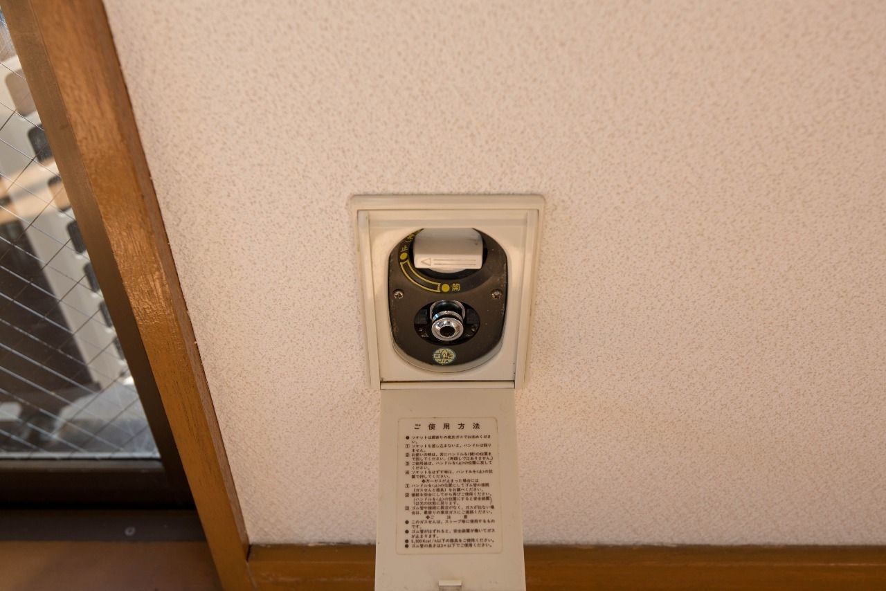 室内のガス栓(各室にあり) ガス暖房の利用ができます