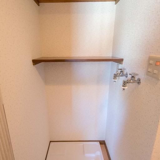 室内洗濯機置場 上棚のある洗濯機置場