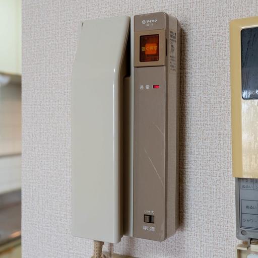室内のインターホン受話器 玄関まで行かなくても来訪者と会話が可能
