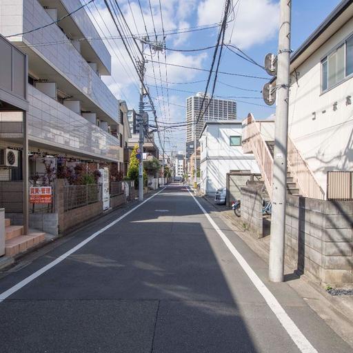 前面道路は交通量も少なく、駅前通りまで一直線