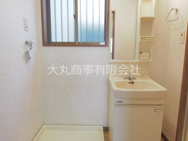 洗濯機置場と洗面台 洗濯機置場には防水パンが設置してあります