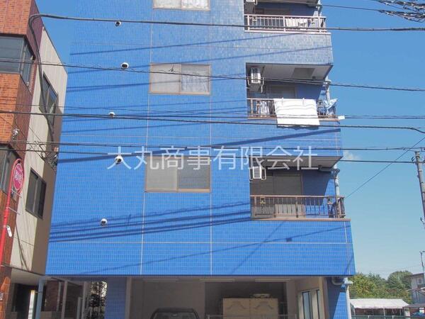 玉置マンション外観 屋根付きの駐車場