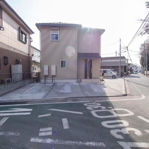 車室は全部で3台分 5ナンバーサイズはゆったり停められます