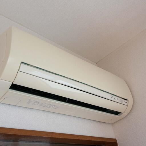 洋室のエアコン 東芝(2006年製)、形名:RAS-2556D