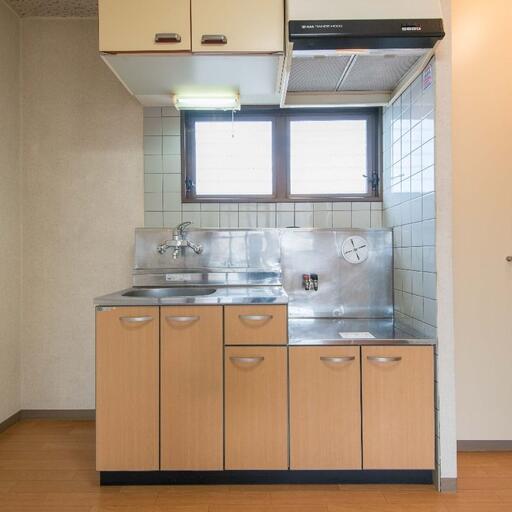 キッチン流し台 上棚のあるキッチン